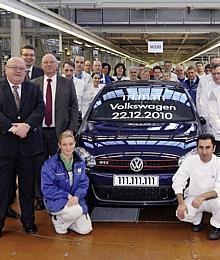 Im Stammwerk Wolfsburg ist heute der weltweit 111.111.111ste Volkswagen vom Band gelaufen. Das Jubiläumsfahrzeug ist ein Golf GTI in der Farbe shadow blue metallic. 